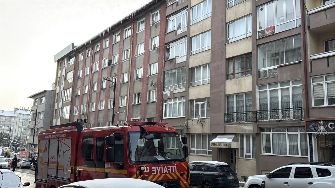 Sivas’ta 5 katlı apartmanda patlayan kombi mahalleyi korkuttu