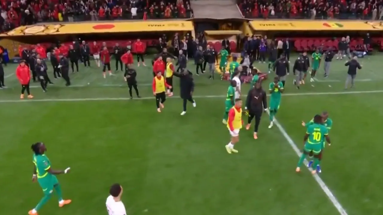 Afrika Kupası'nda büyük olay: Sahadan çekildiler