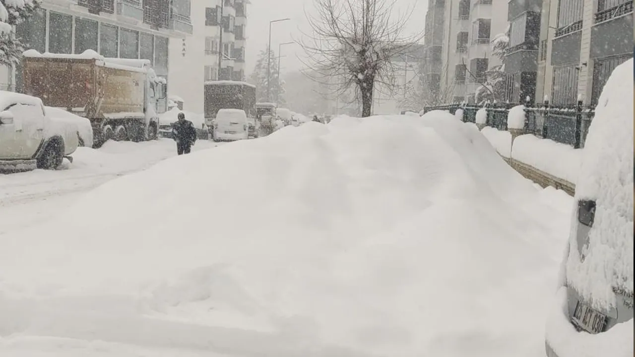 Arabalar kar altında kaldı! Gece gündüz yağıyor, esnaf kepenk açamıyor 