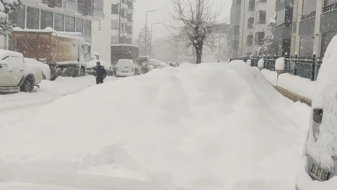 Arabalar kar altında kaldı! Gece gündüz yağıyor, esnaf kepenk açamıyor 