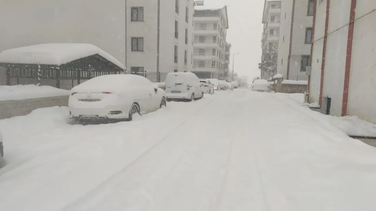 Arabalar kar altında kaldı! Gece gündüz yağıyor, esnaf kepenk açamıyor