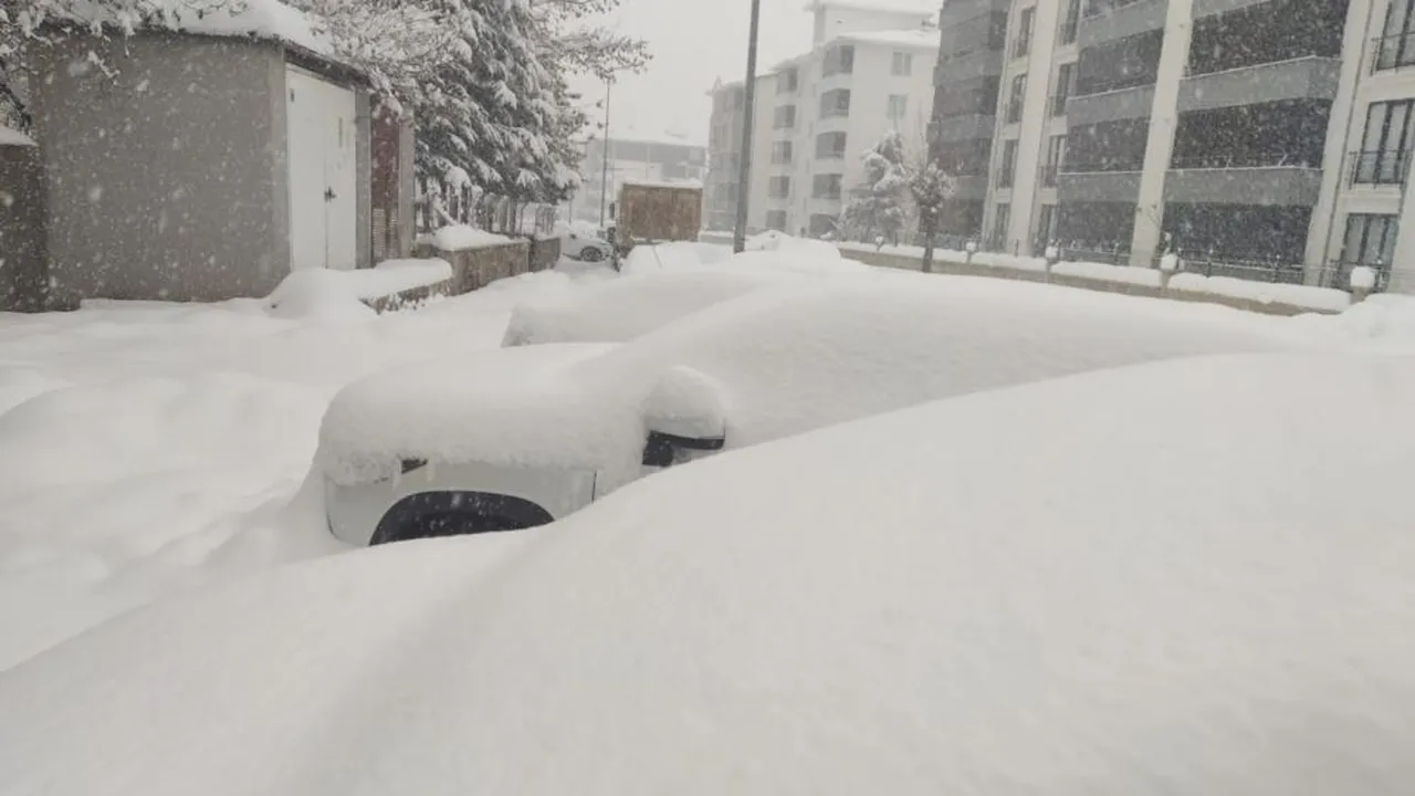 Arabalar kar altında kaldı! Gece gündüz yağıyor, esnaf kepenk açamıyor