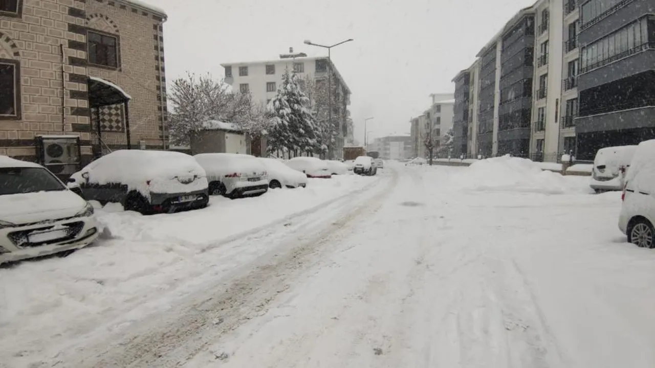 Arabalar kar altında kaldı! Gece gündüz yağıyor, esnaf kepenk açamıyor