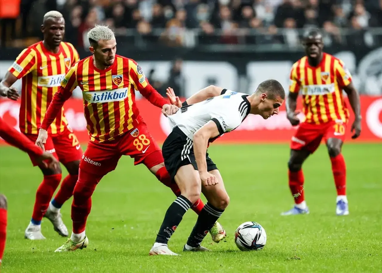 Beşiktaş maçı iptal mi oldu, ertelendi mi? Beşiktaş Kayserispor maçı günü kar yağışı etkili oldu!