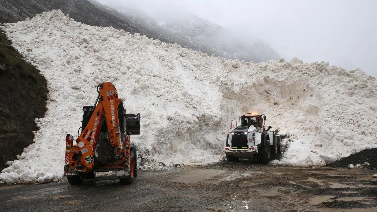 Çığ düştü, iki ili birbirine bağlayan yol kapatıldı!