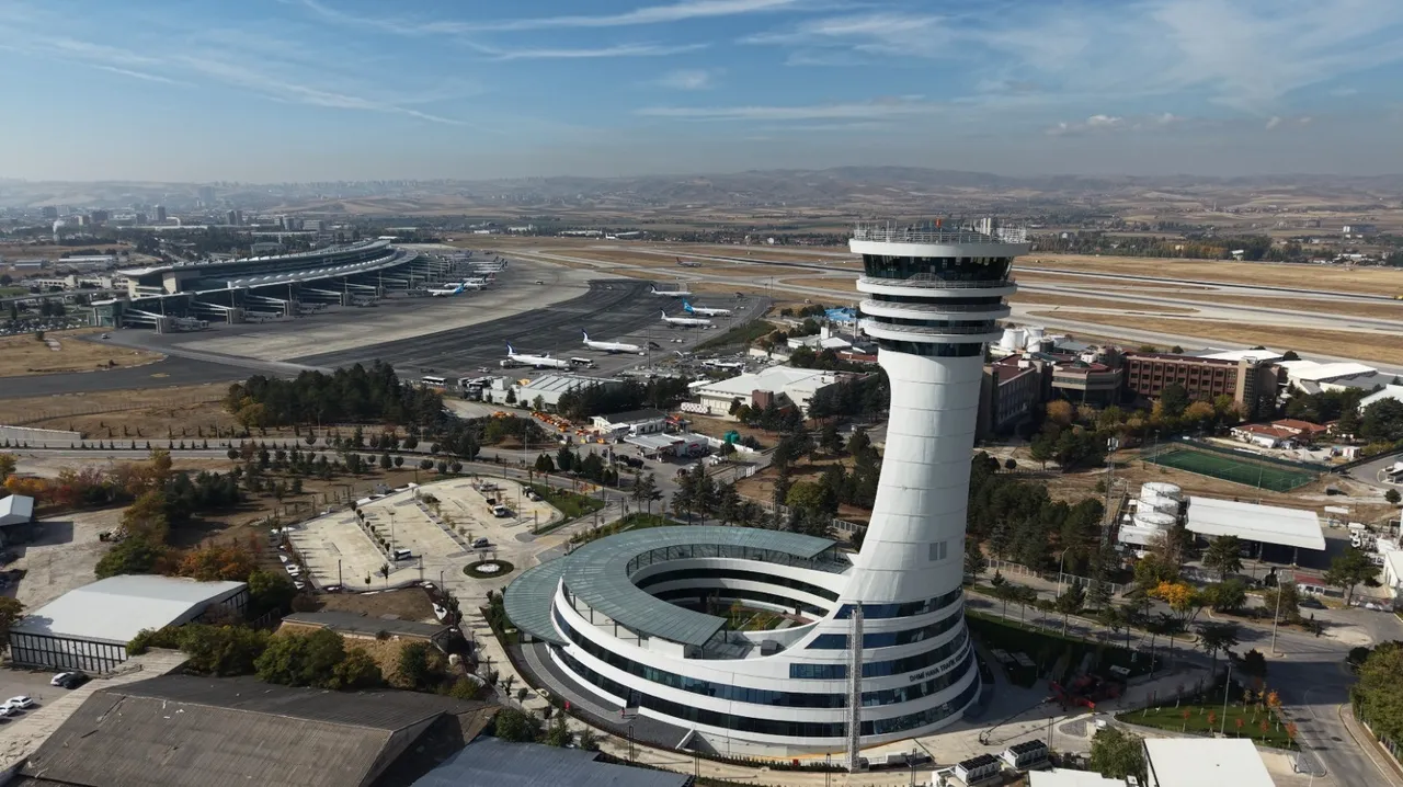 Esenboğa'ya 3. pist ve yeni kule! Cumhurbaşkanı Erdoğan: Yıllık yolcu kapasitesini 30 milyona çıkaracağız