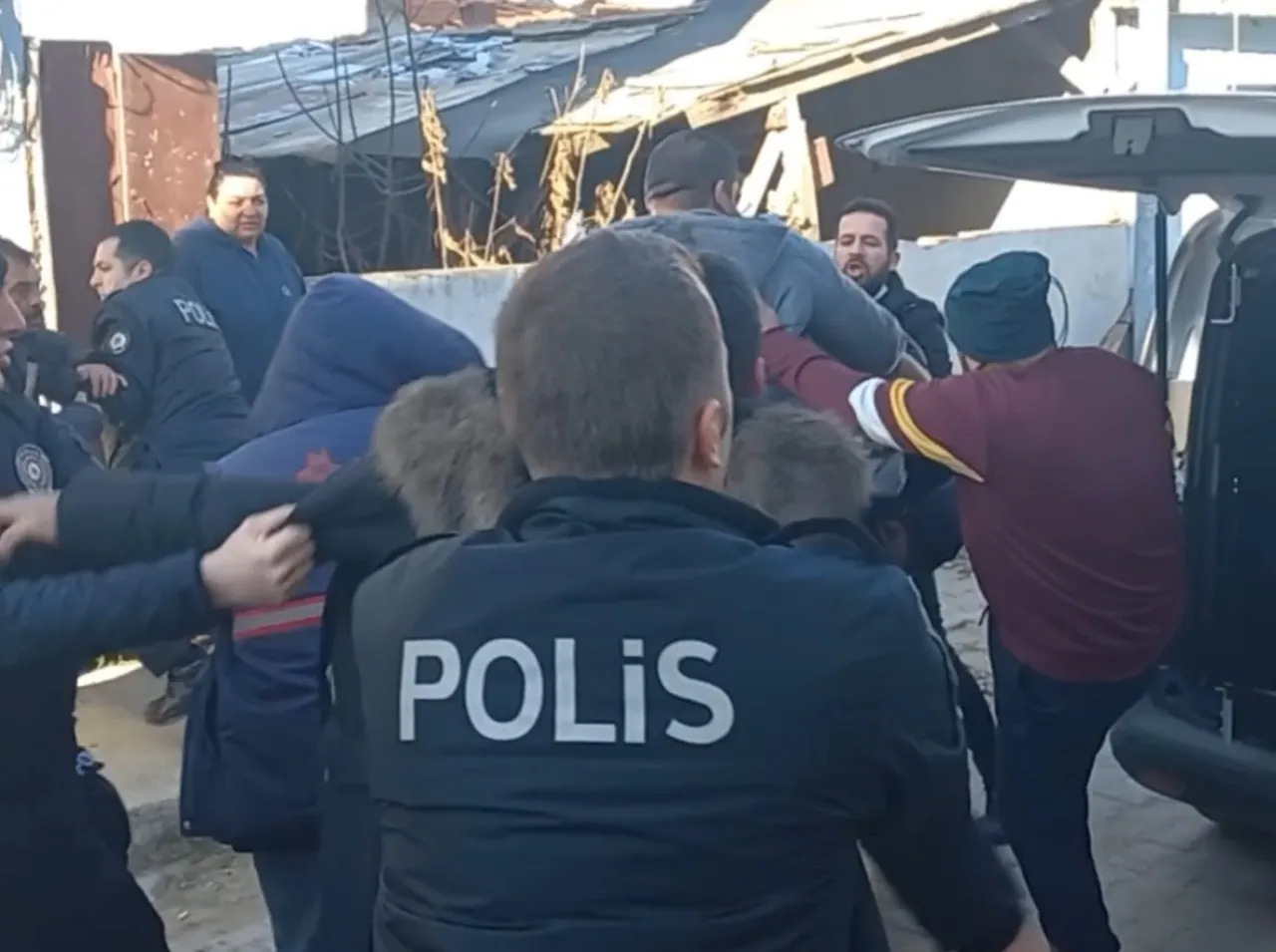 Edirne'de firari paniği! Eve giren mahkum mahalleyi ayağa kaldırdı