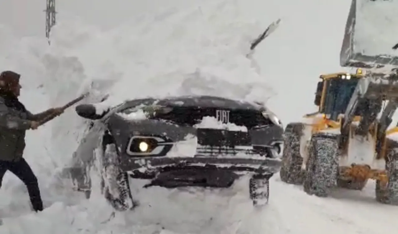 Eğribel Geçidi’nde tipi engeli! Yoldan çıkıp kara saplanan otomobil iş makineleriyle çıkarıldı