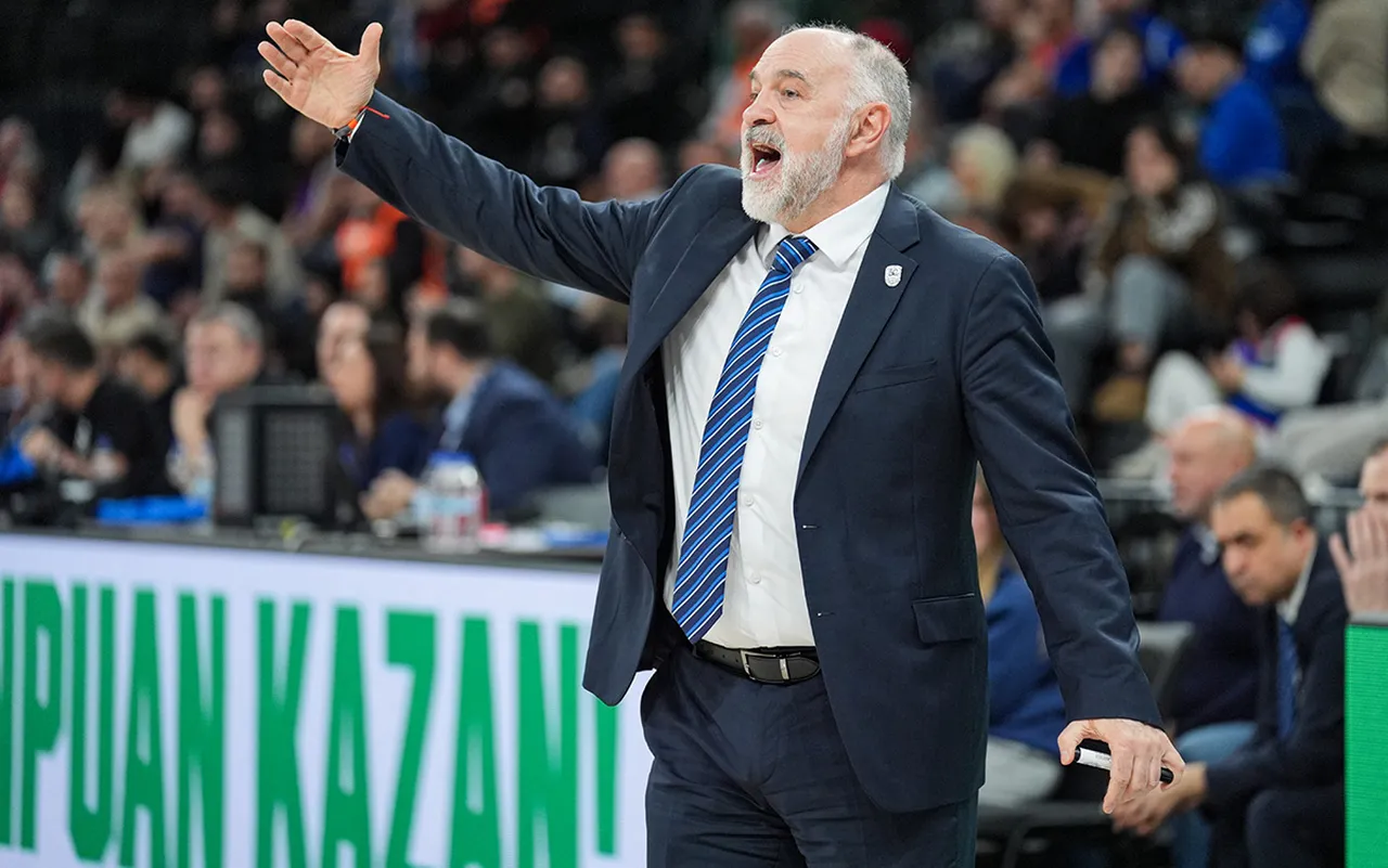 Anadolu Efes Başantrenörü Pablo Laso