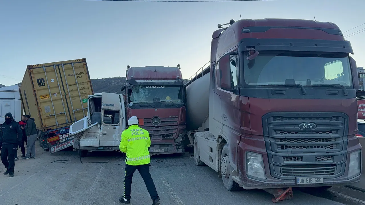 Hatay'da 11 araç birbirine girdi: Çok sayıda yaralı var