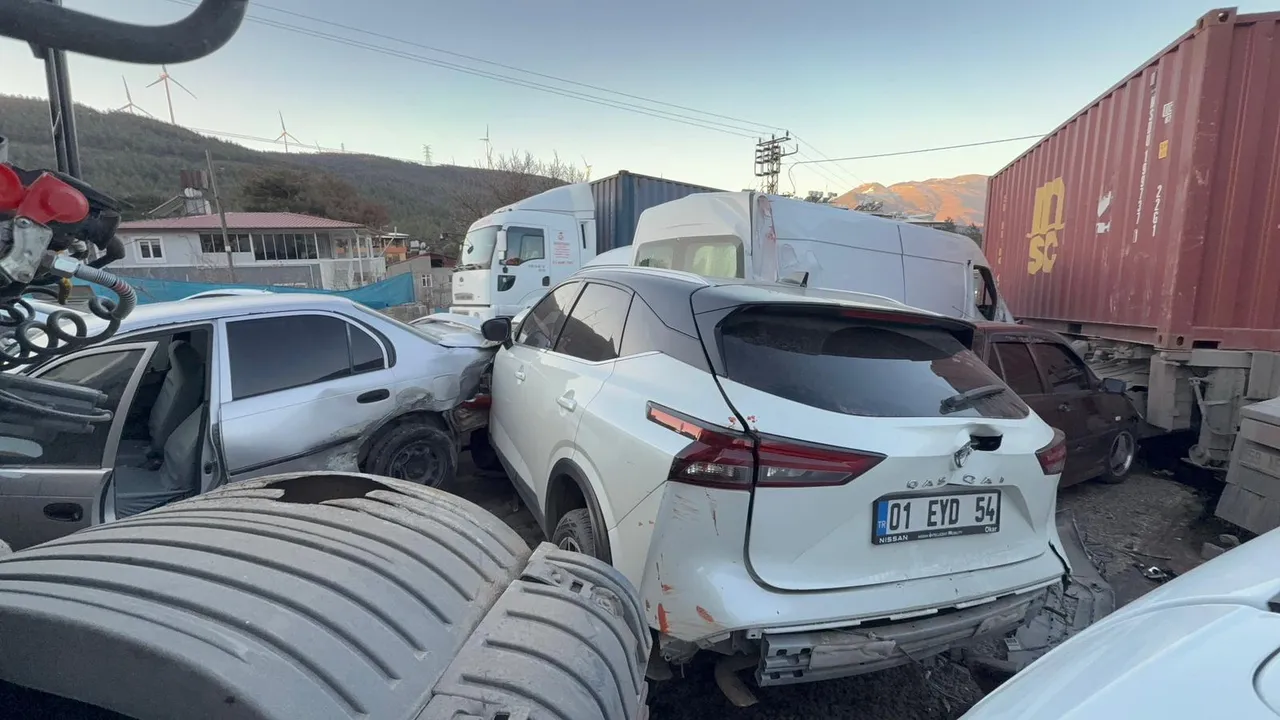 Hatay'da 11 araç birbirine girdi: Çok sayıda yaralı var