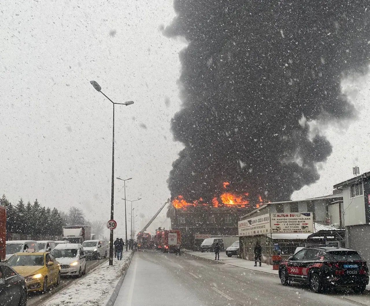 İstanbul Tuzlada çakmak fabrikasında yangın! Ekipler zamana karşı yarış başlattı