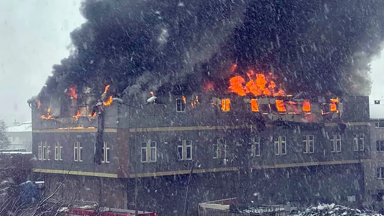 İstanbul Tuzla'da çakmak fabrikasında yangın! Ekipler zamana karşı yarış başlattı