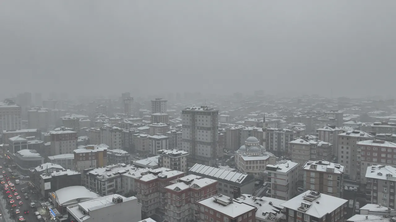 İstanbul'da kar yağışı nedeniyle kurye ve ağır taşıtlara trafik yasağı!
