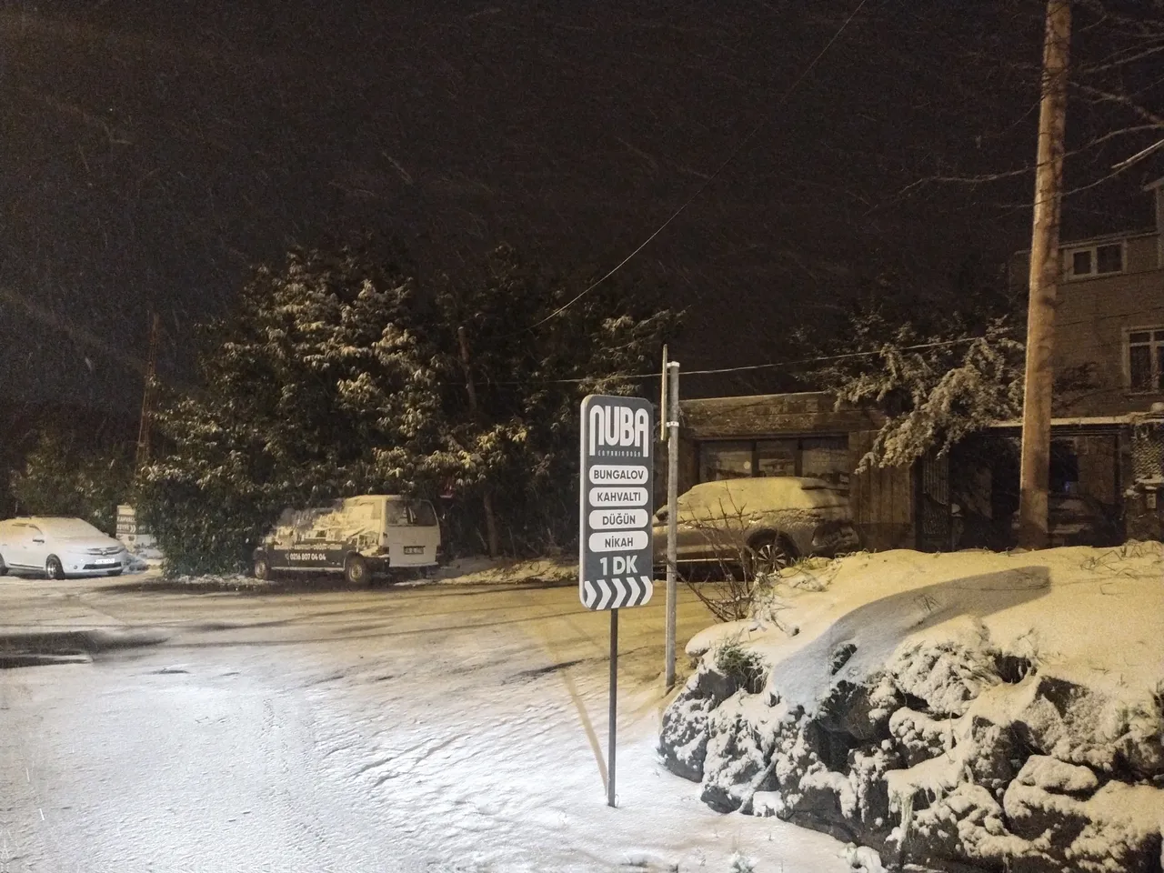 İstanbul'da kar yağıyor! Megakent beyaza büründü, insanlar gece yarısı sokaklara döküldü