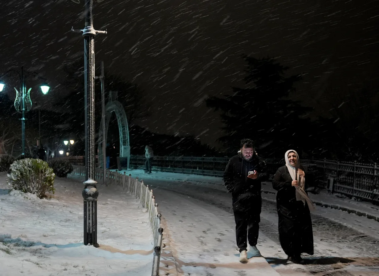 İstanbul'da kar yağıyor! Megakent beyaza büründü, insanlar gece yarısı sokaklara döküldü