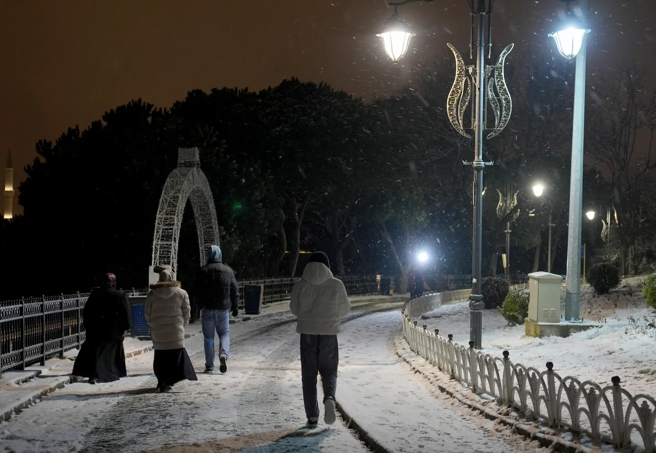 İstanbul'da kar yağıyor! Megakent beyaza büründü, insanlar gece yarısı sokaklara döküldü