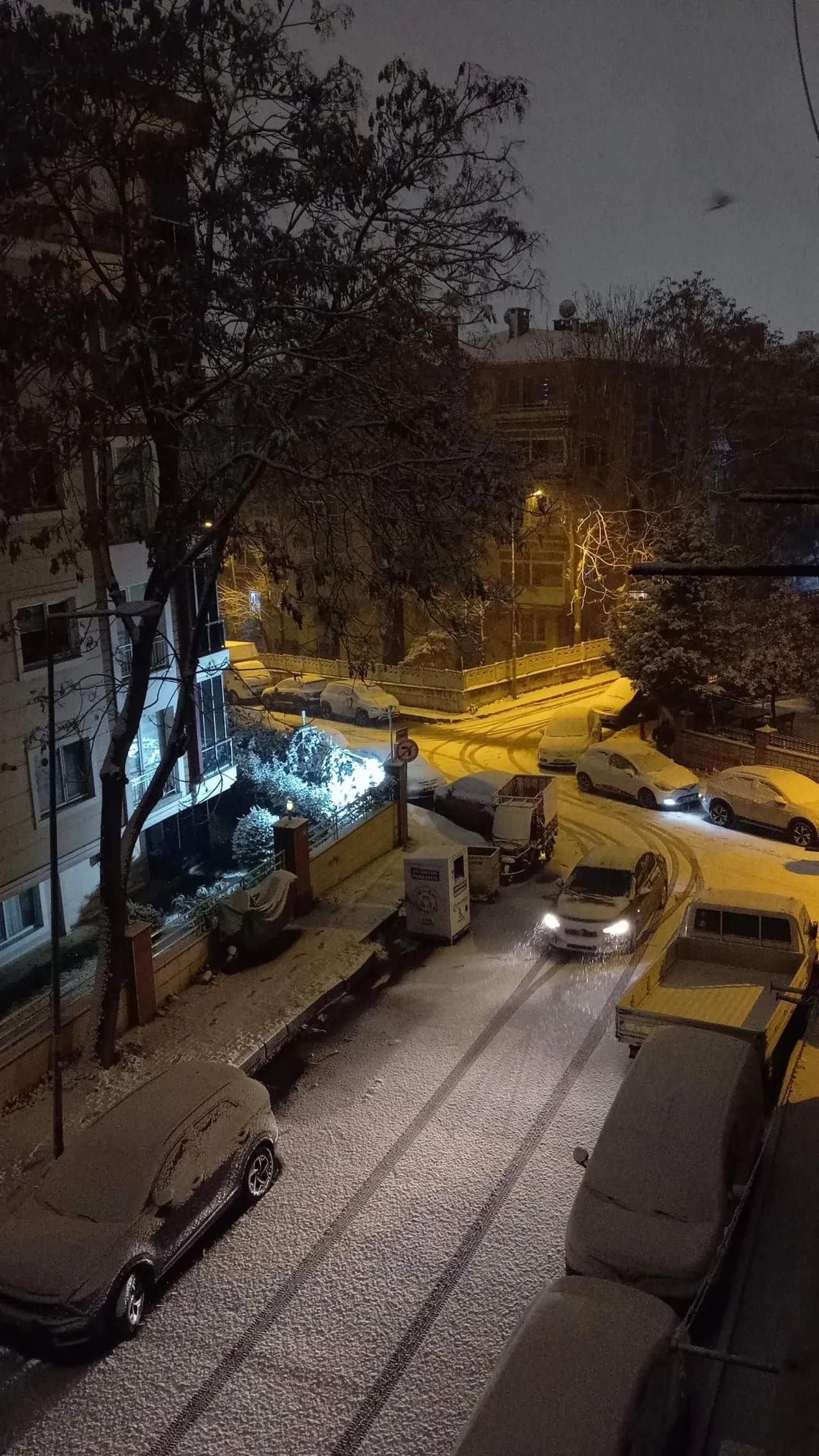 İstanbul'da kar yağıyor! Megakent beyaza büründü, insanlar gece yarısı sokaklara döküldü