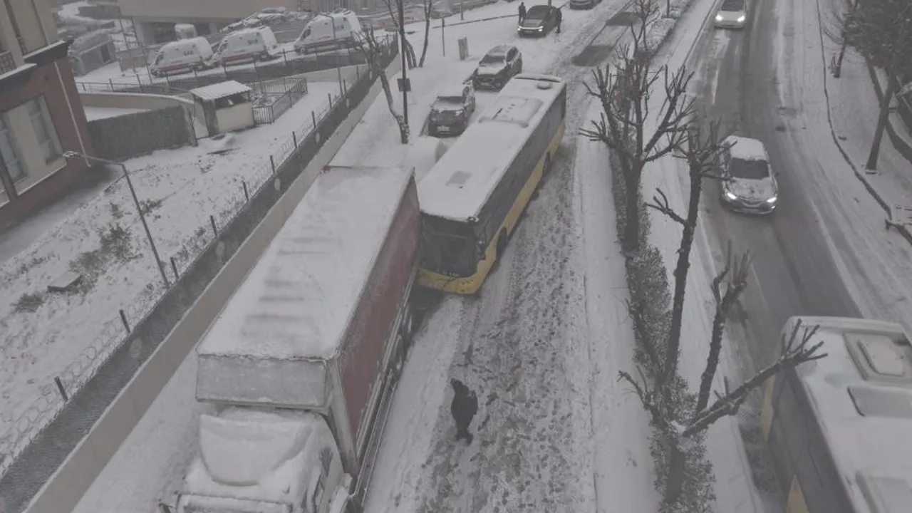 İstanbul'da kaza! Karda kayan İETT otobüsü kamyona çarptı