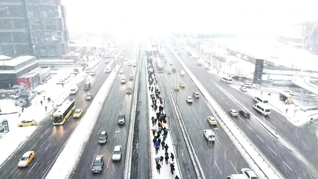 İstanbul'da kaza! Karda kayan İETT otobüsü kamyona çarptı