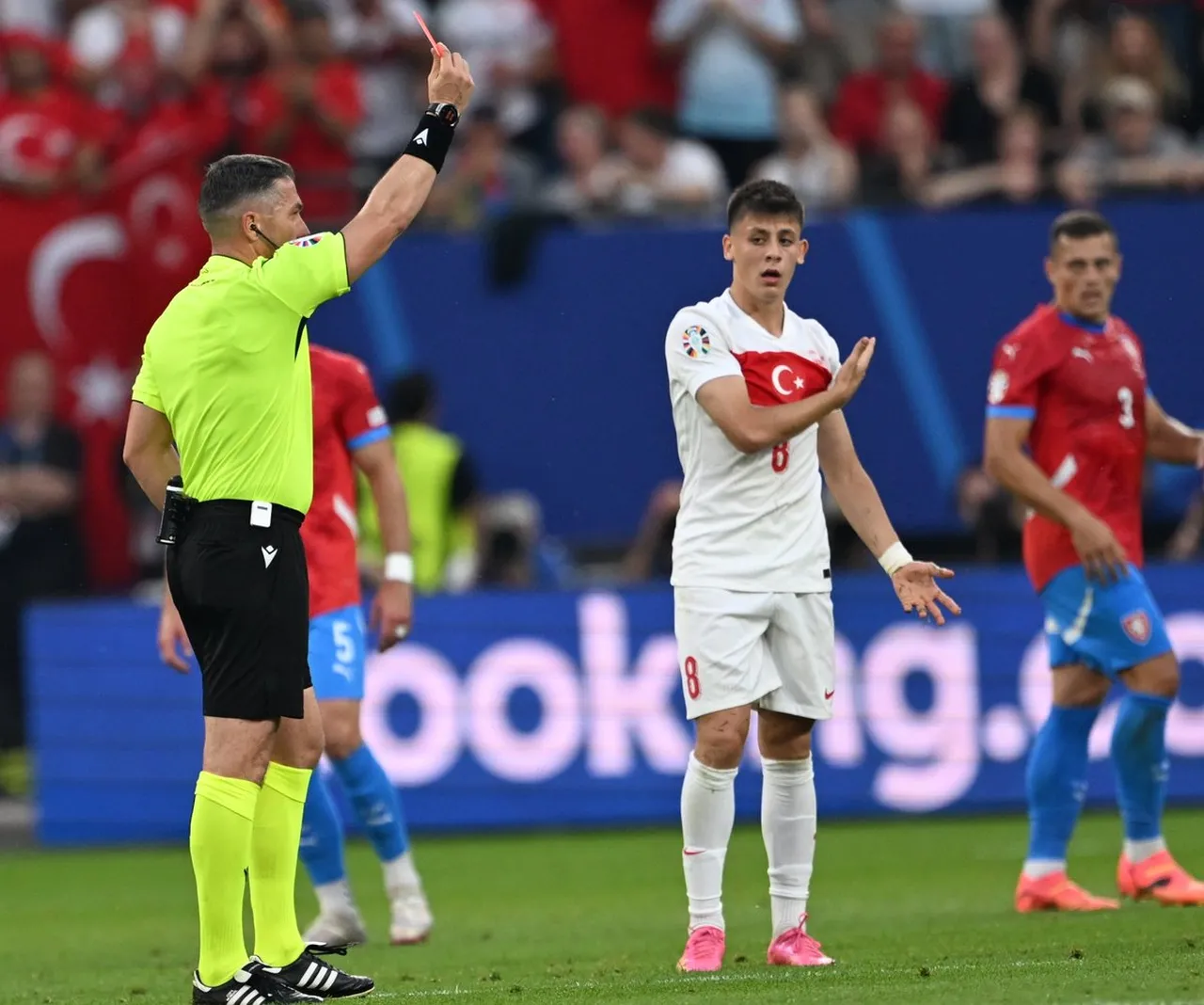 Istvan Kovacs nereli, hangi maçları yönetti? Galatasaray Atletico Madrid maçı hakemi belli oldu!