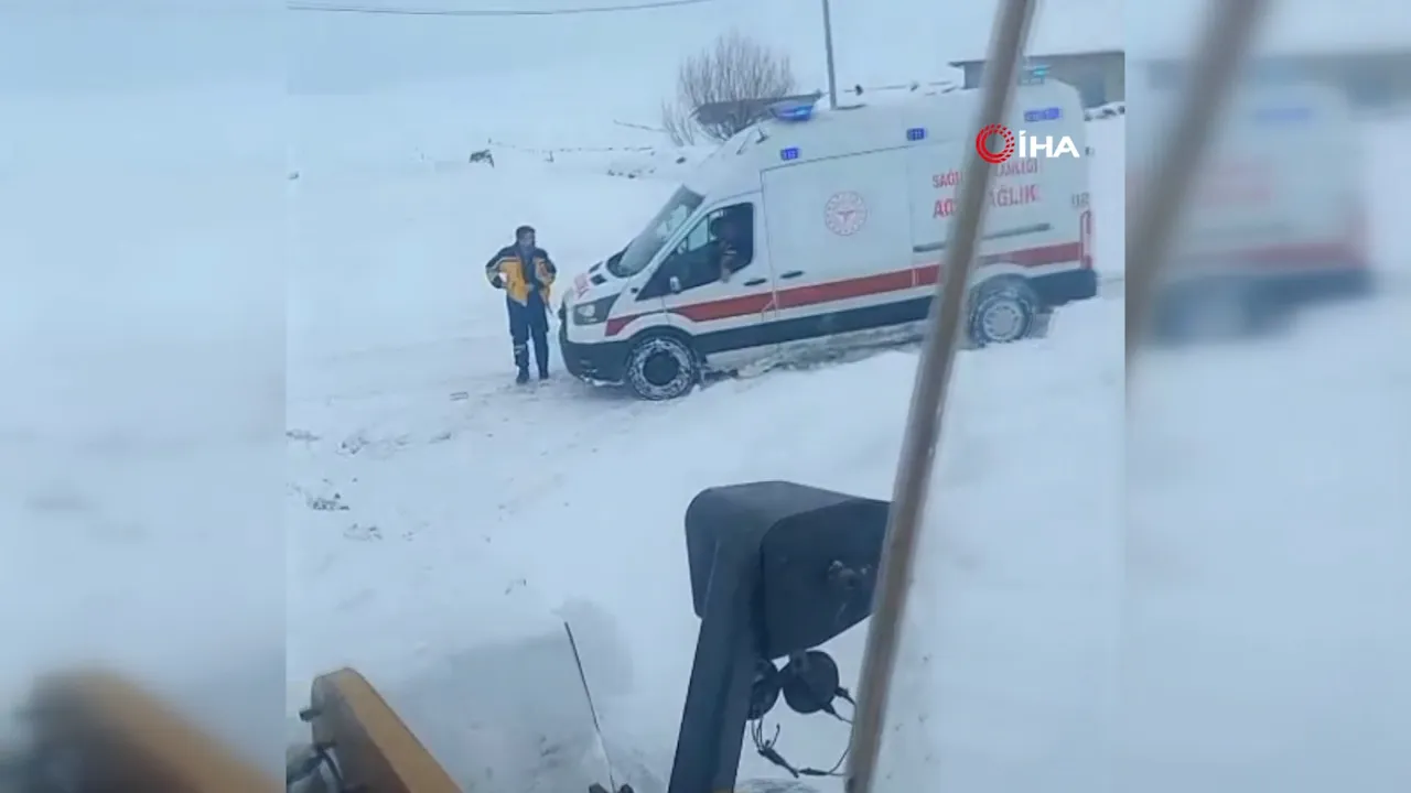 Karla kaplı yolda zamanla yarış! Ambulansın imdadına karayolları ekipleri yetişti
