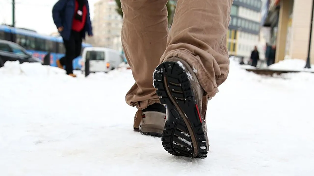 Karlı ve buzlu zeminlere dikkat! 'Penguen adımı' düşme riskini azaltıyor