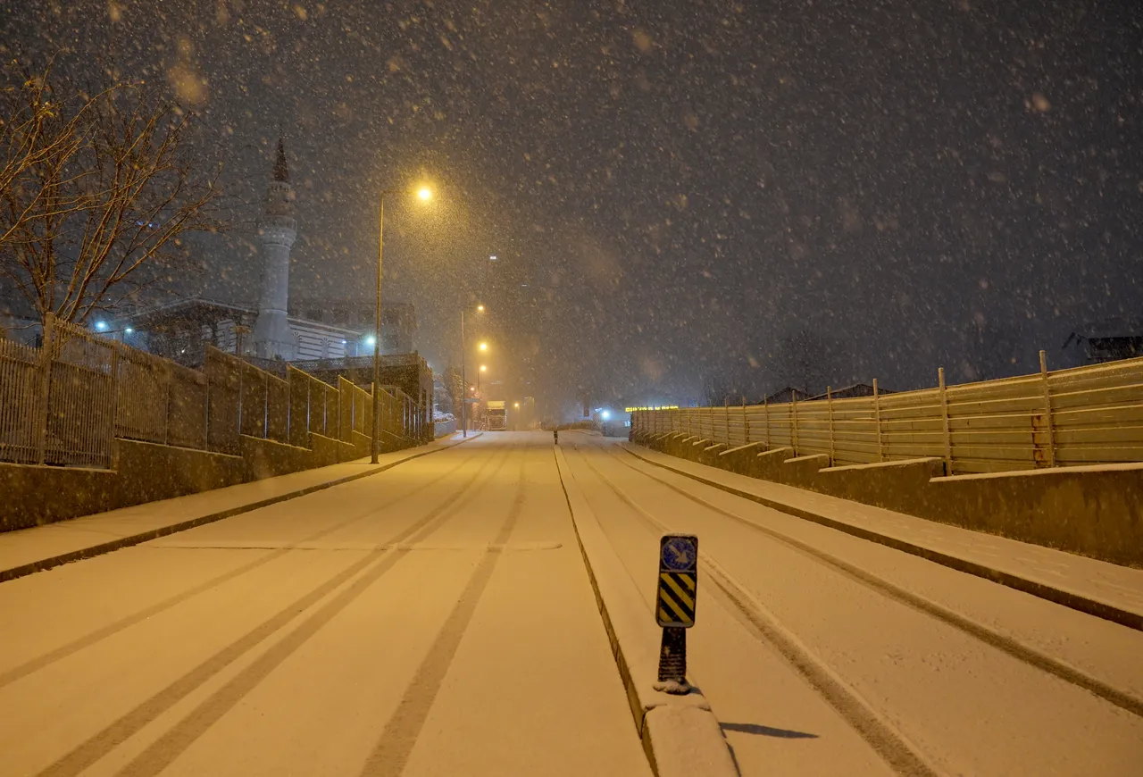 Meteoroloji listeledi, AKOM saat verdi! İstanbul dahil 19 ilde yeni kar alarmı