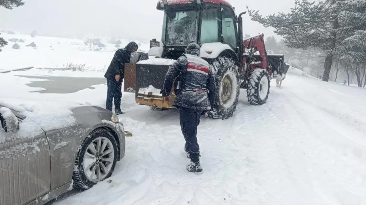 Sakarya'da kar bastırdı! Çok sayıda araç yolda mahsur kaldı