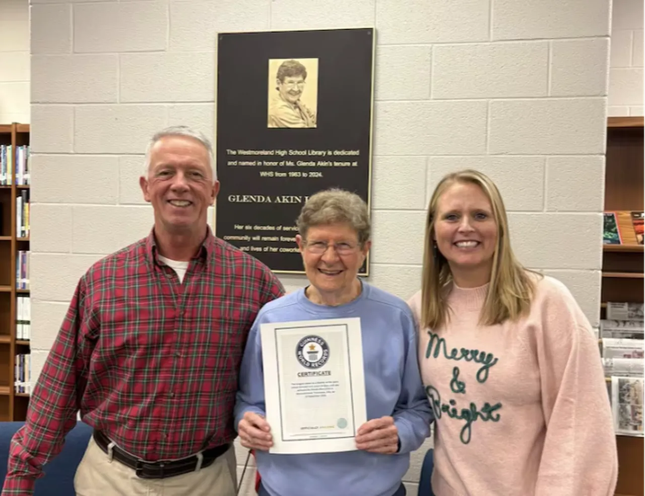 61 yıl aynı okulda çalışan 84 yaşındaki öğretmen dünya rekoru kırdı