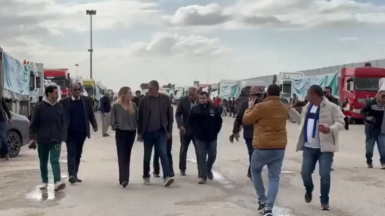 Dünyaca ünlü oyuncu Angelina Jolie, Gazze’deki Refah Sınır Kapısı’nın Mısır tarafını ziyaret ederek insani yardım çalışanları ve yardım kamyonu sürücüleriyle bir araya geldi.