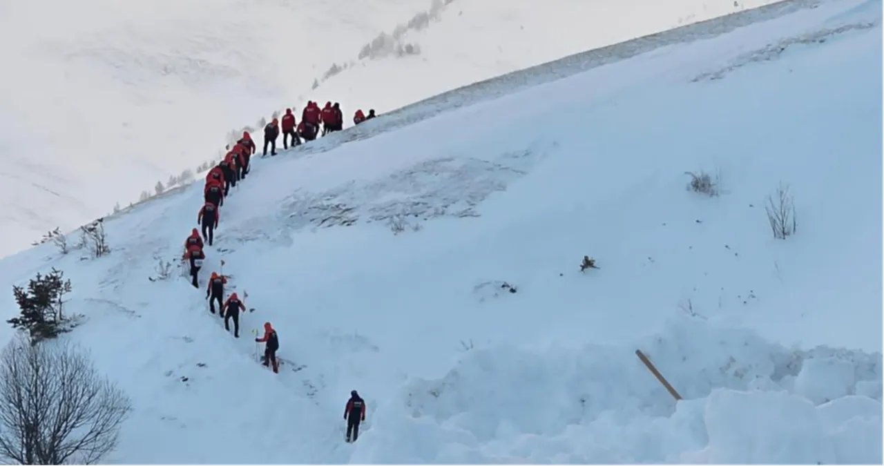 Artvinde çığ felaketi! Kayıp çobanı 145 kişi arıyor