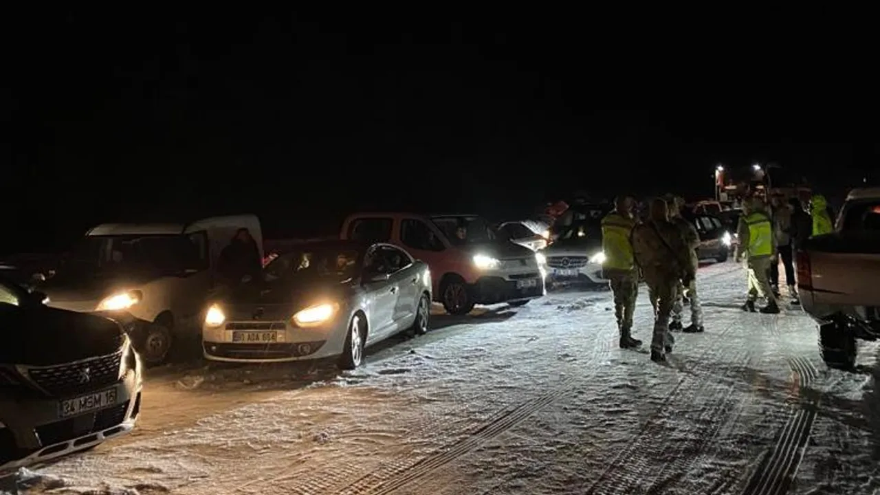Bitlis'te karda kayan tır yolu kapadı, yüzlerce insan saatlerce mahsur kaldı