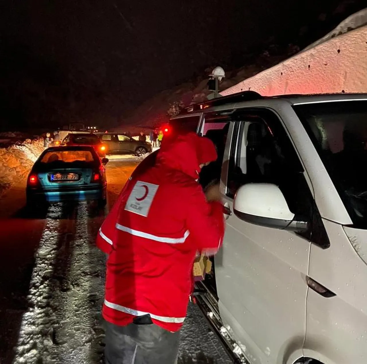 Bitliste karda kayan tır yolu kapadı, yüzlerce insan saatlerce mahsur kaldı