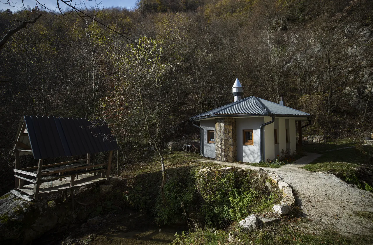 Bosna Hersek’in en küçük camisi! 10 kişilik cami görenleri şaşırtıyor