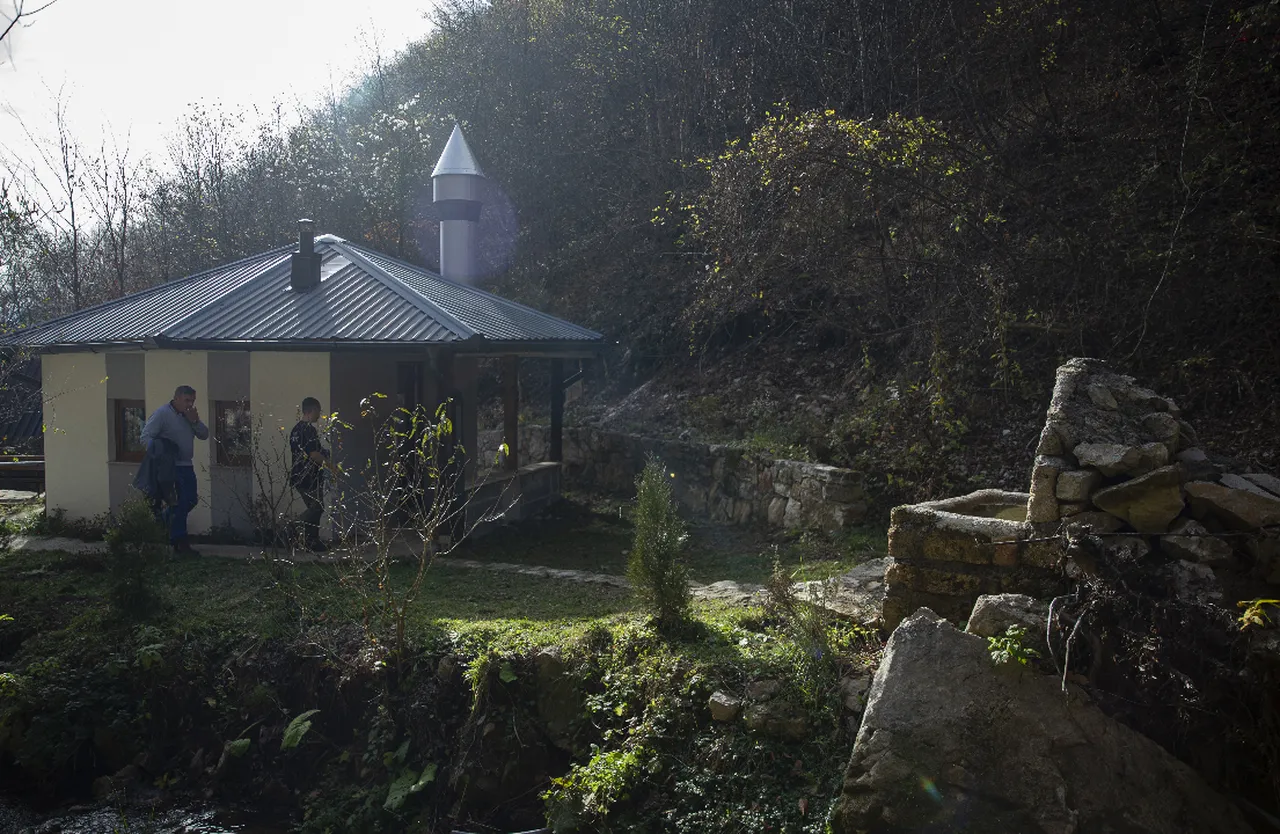 Bosna Hersek’in en küçük camisi! 10 kişilik cami görenleri şaşırtıyor
