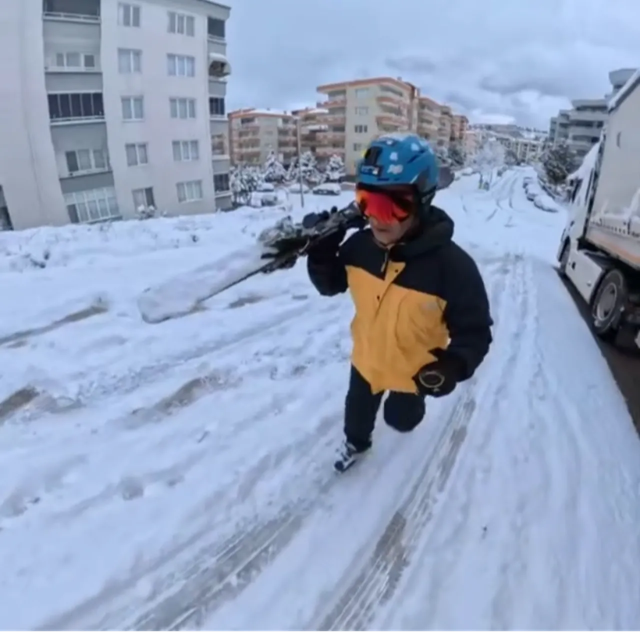 Bursa’da kar yolları kapattı, vatandaş işe kayakla gitti
