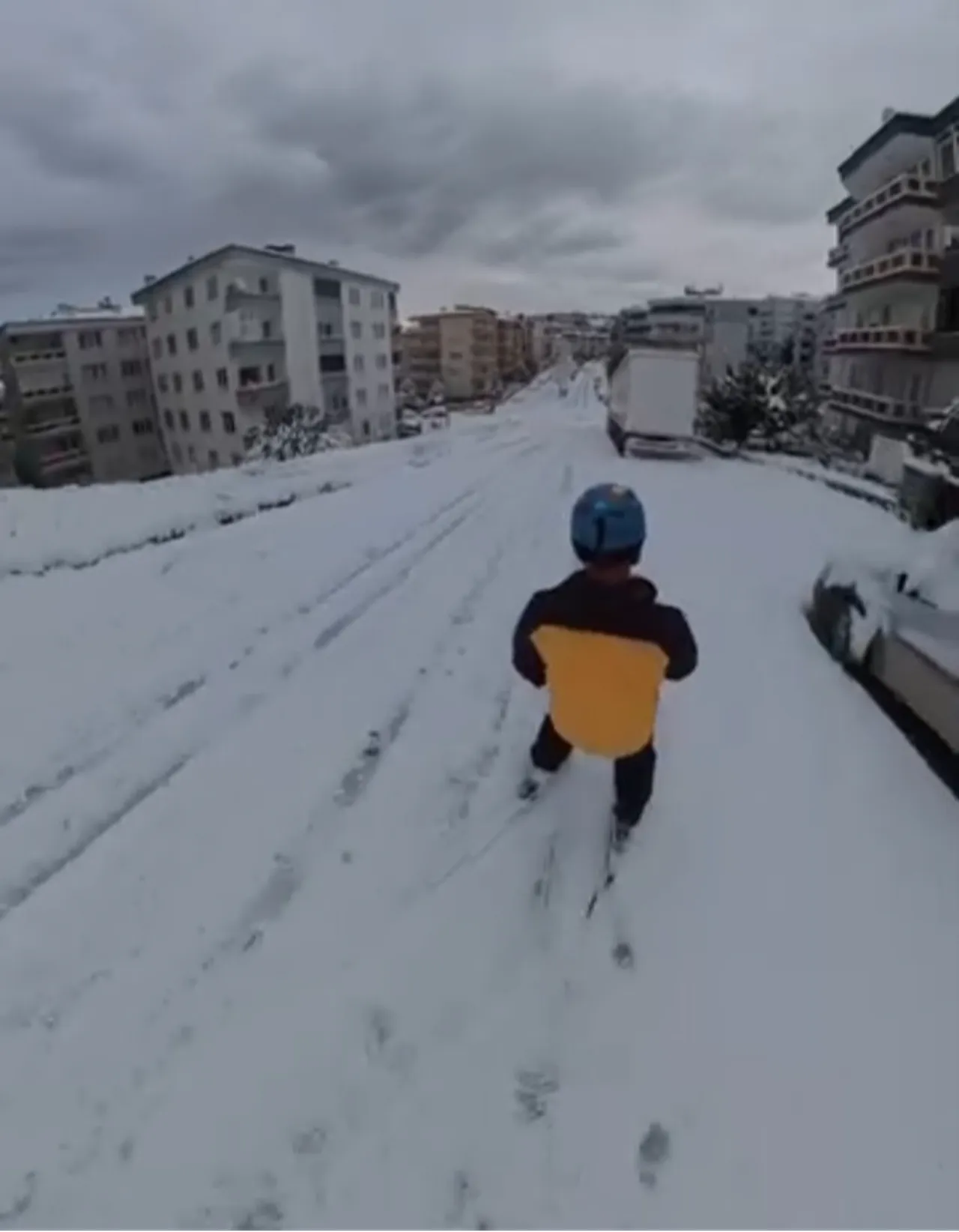 Bursa’da kar yolları kapattı, vatandaş işe kayakla gitti