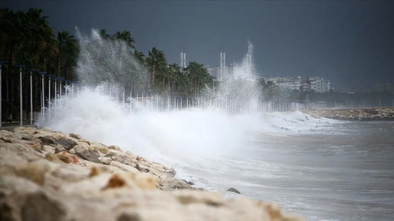 Çatılar uçabilir, ağaçlar devrilebilir! Meteoroloji'den şiddetli rüzgar ve fırtına uyarısı