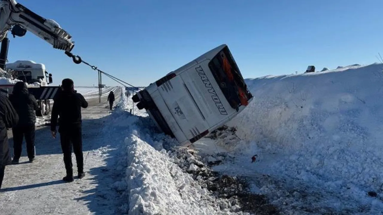 Diyarbakır’da yolcu otobüsü devrildi! Yaralılar var