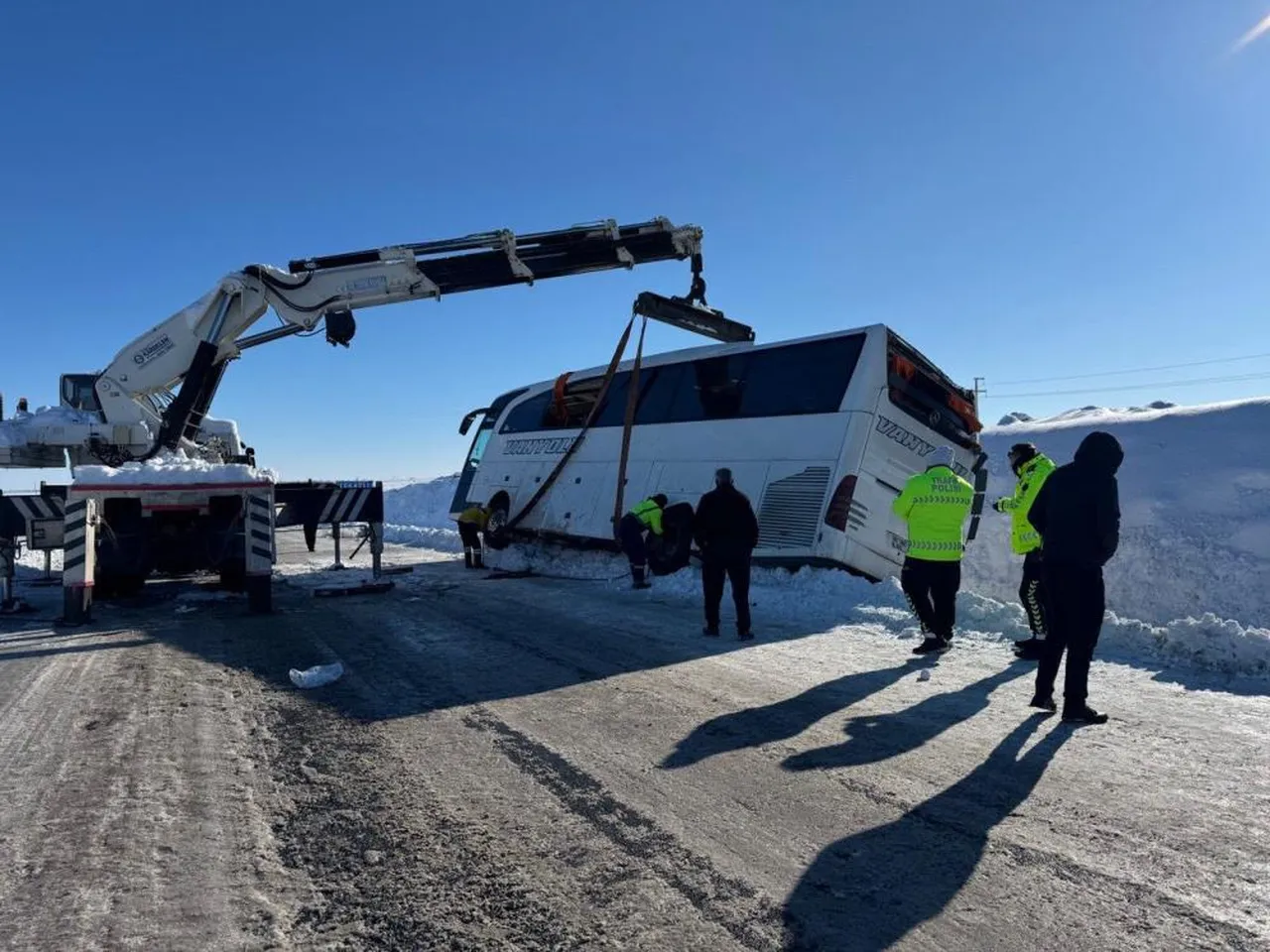 Diyarbakır’da yolcu otobüsü devrildi! Yaralılar var