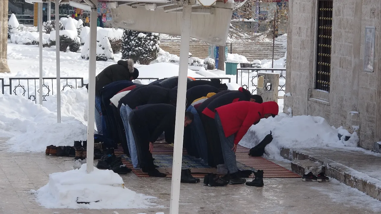Dondurucu soğuğa aldırış etmediler! -10 derecede karlar üzerinde saf tuttular