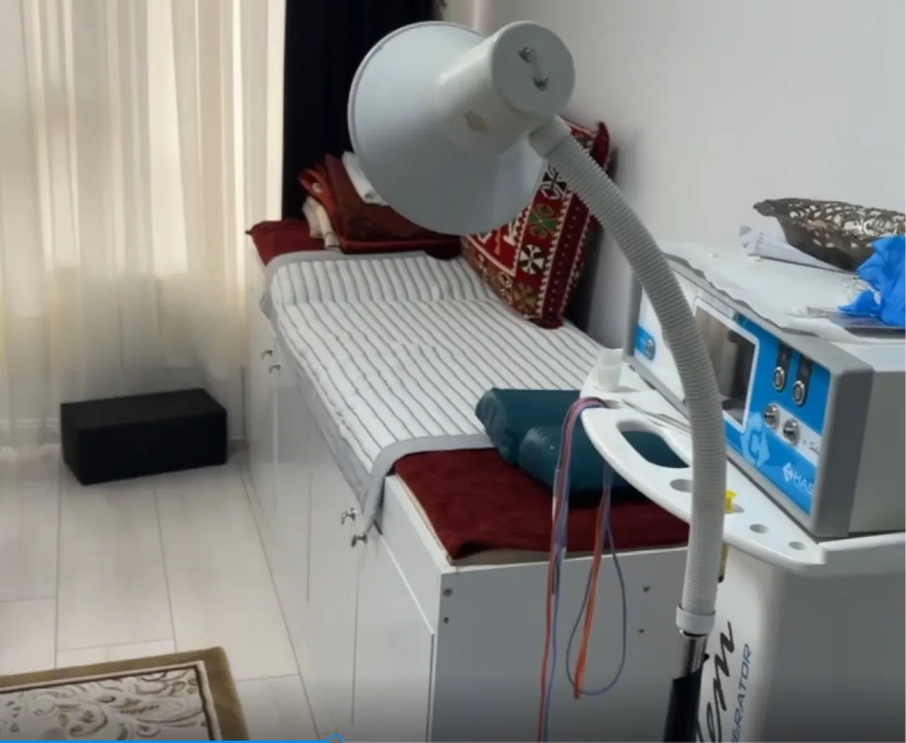 Evi kliniğe çevirip insanların sağlığıyla oynamış! Onlarca tıbbi malzeme ele geçirildi