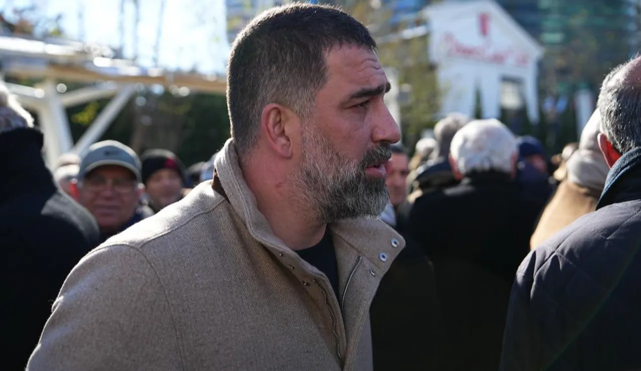 Galatasaray'ın eski kaptanı Arda Turan da cenaze törenine katıldı