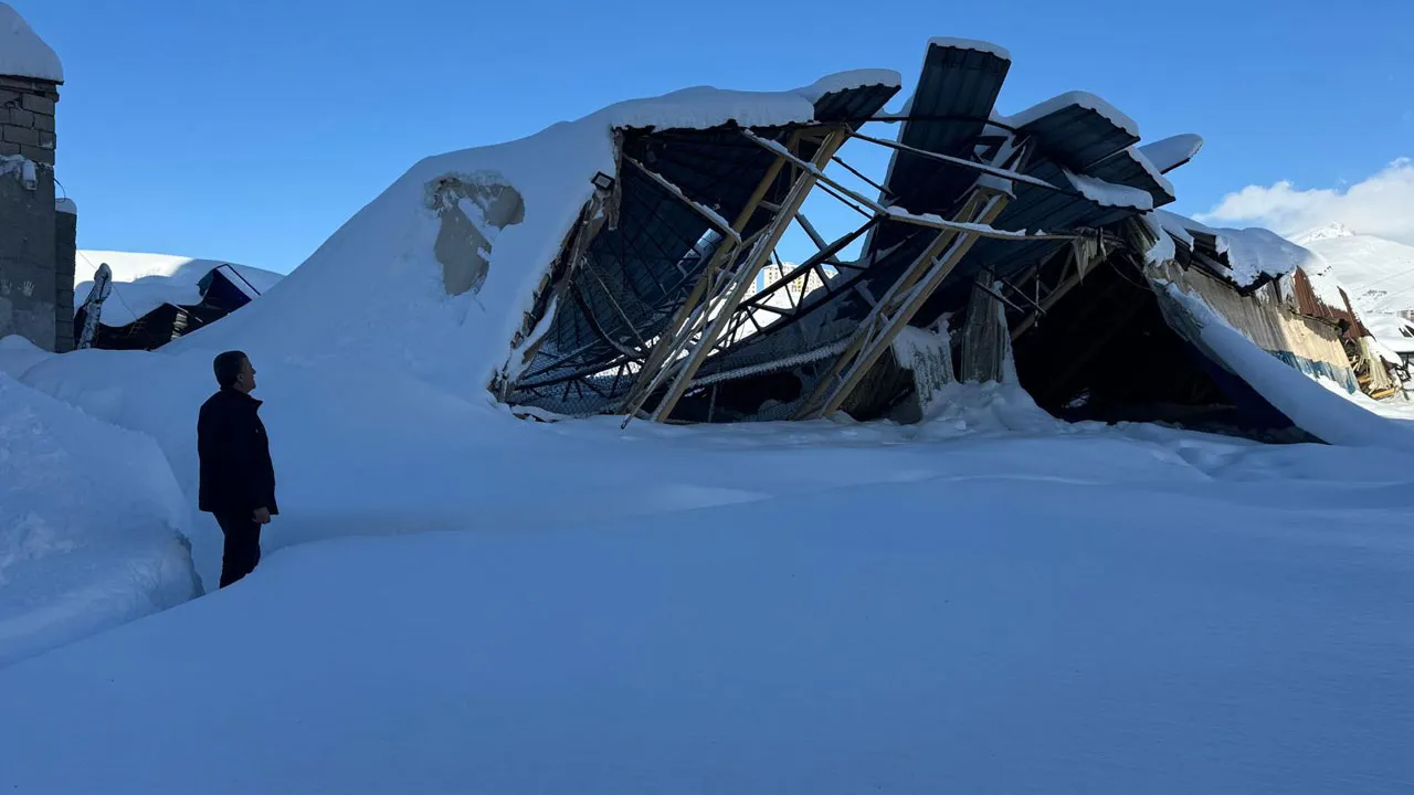 Hakkari'de yoğun kar nedeniyle halı sahaların çatıları çöktü