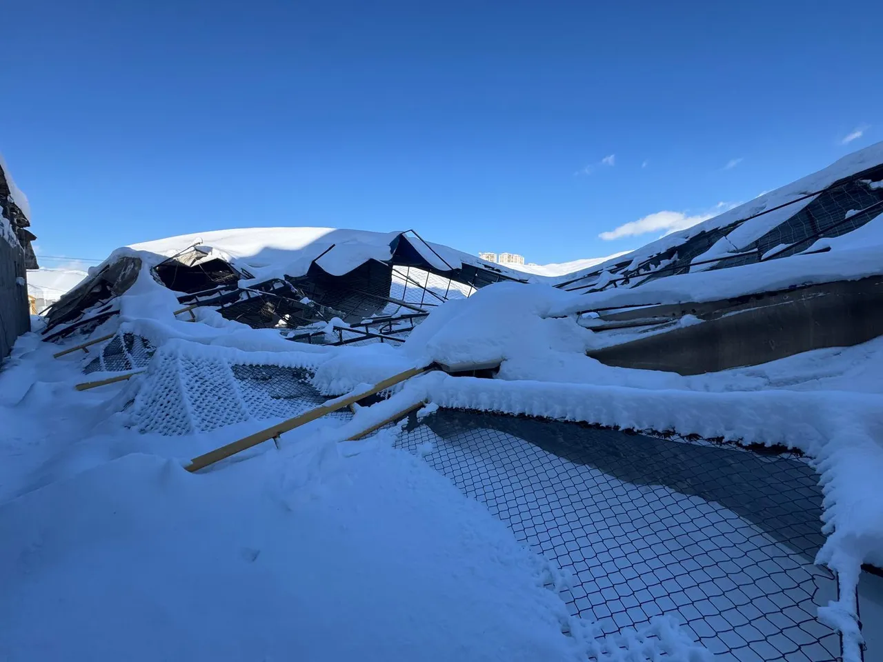 Hakkaride yoğun kar nedeniyle halı sahaların çatıları çöktü