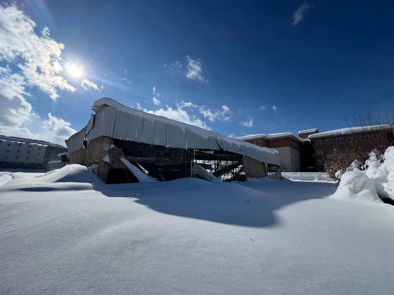 Hakkaride yoğun kar nedeniyle halı sahaların çatıları çöktü
