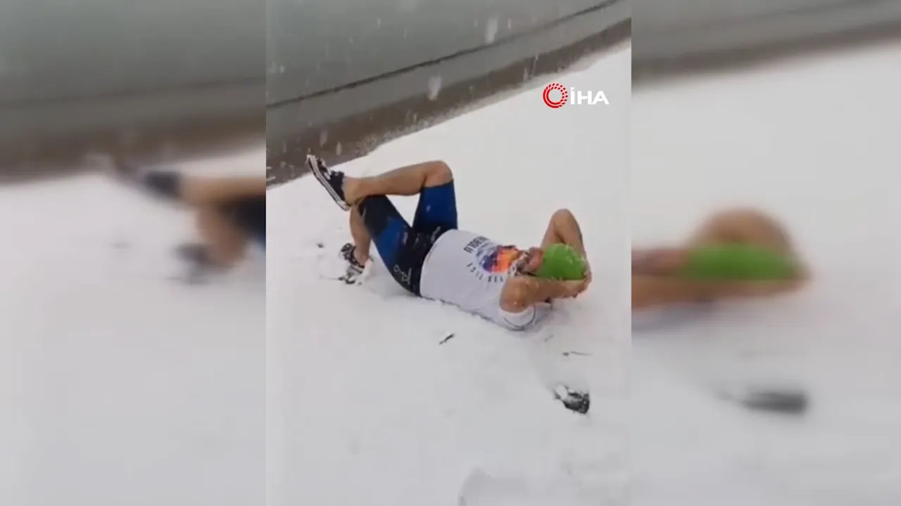 İnebolu'da karlar altında denize girdi! Dondurucu soğuğa meydan okuduğu anlar kamerada