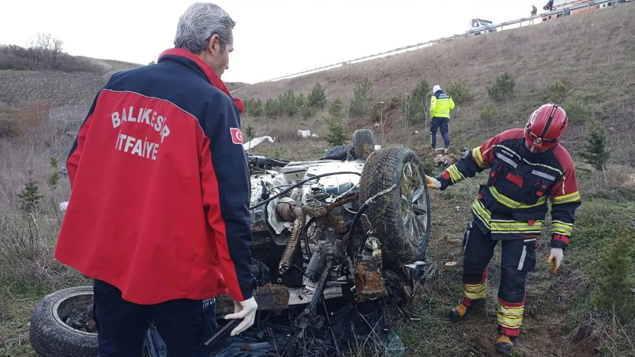 İzmir-İstanbul Otoyolu'nda şarampole devrilen otomobilde can pazarı!
