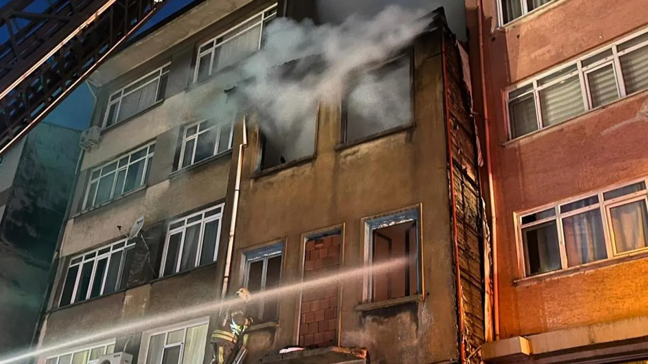 Kadıköy'de metruk binada yangın! Pencereden atlayan kişi ağır yaralandı